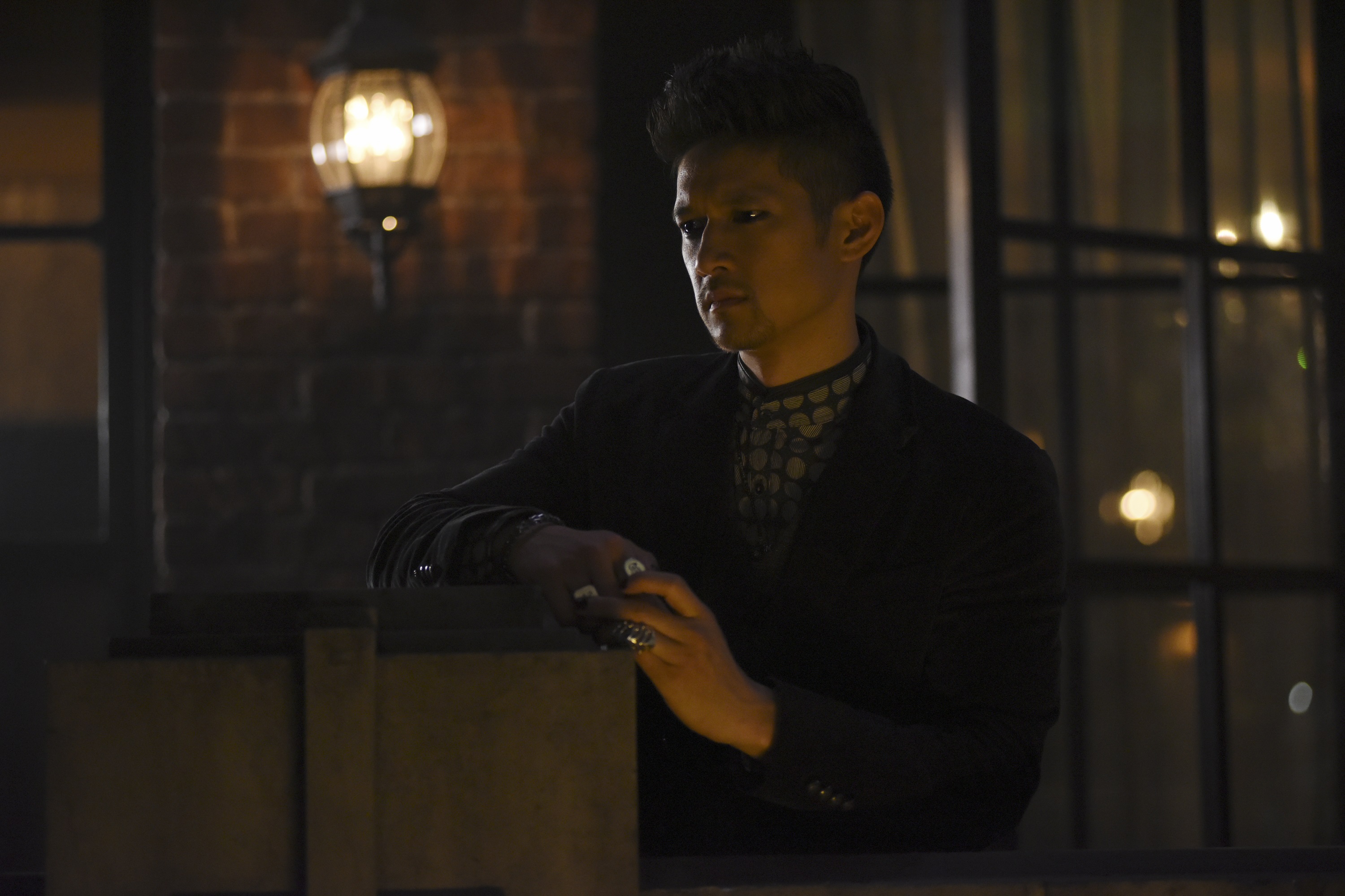 Magnus bane. Сумеречные охотники Магнус. Магнус Бейн Сумеречные охотники.